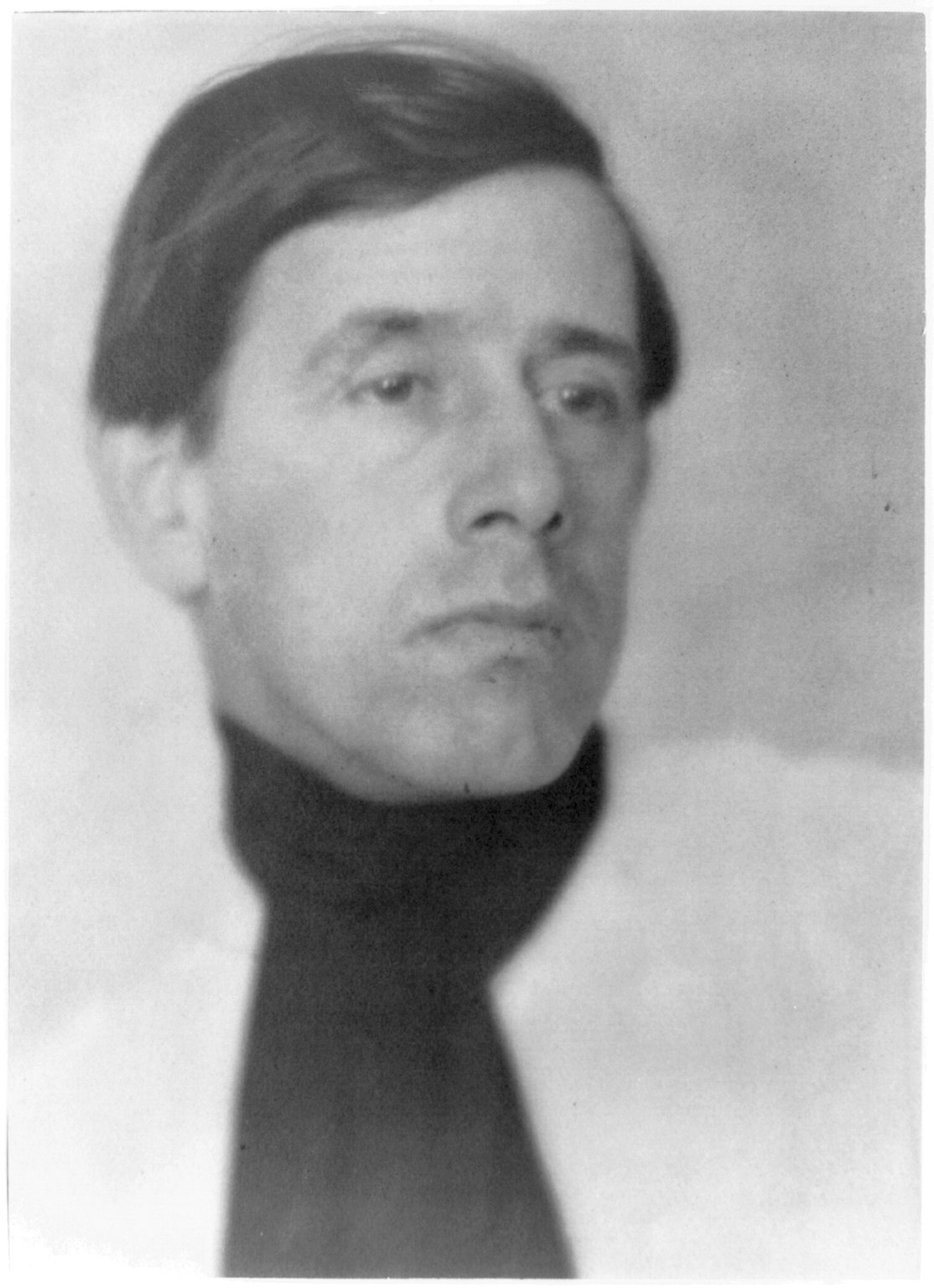Clarence H. White, head-and-shoulders portrait, facing slightly right, wearing scarf LCCN9 — Coburn, Alvin Langdon, 1882-1966, photographer