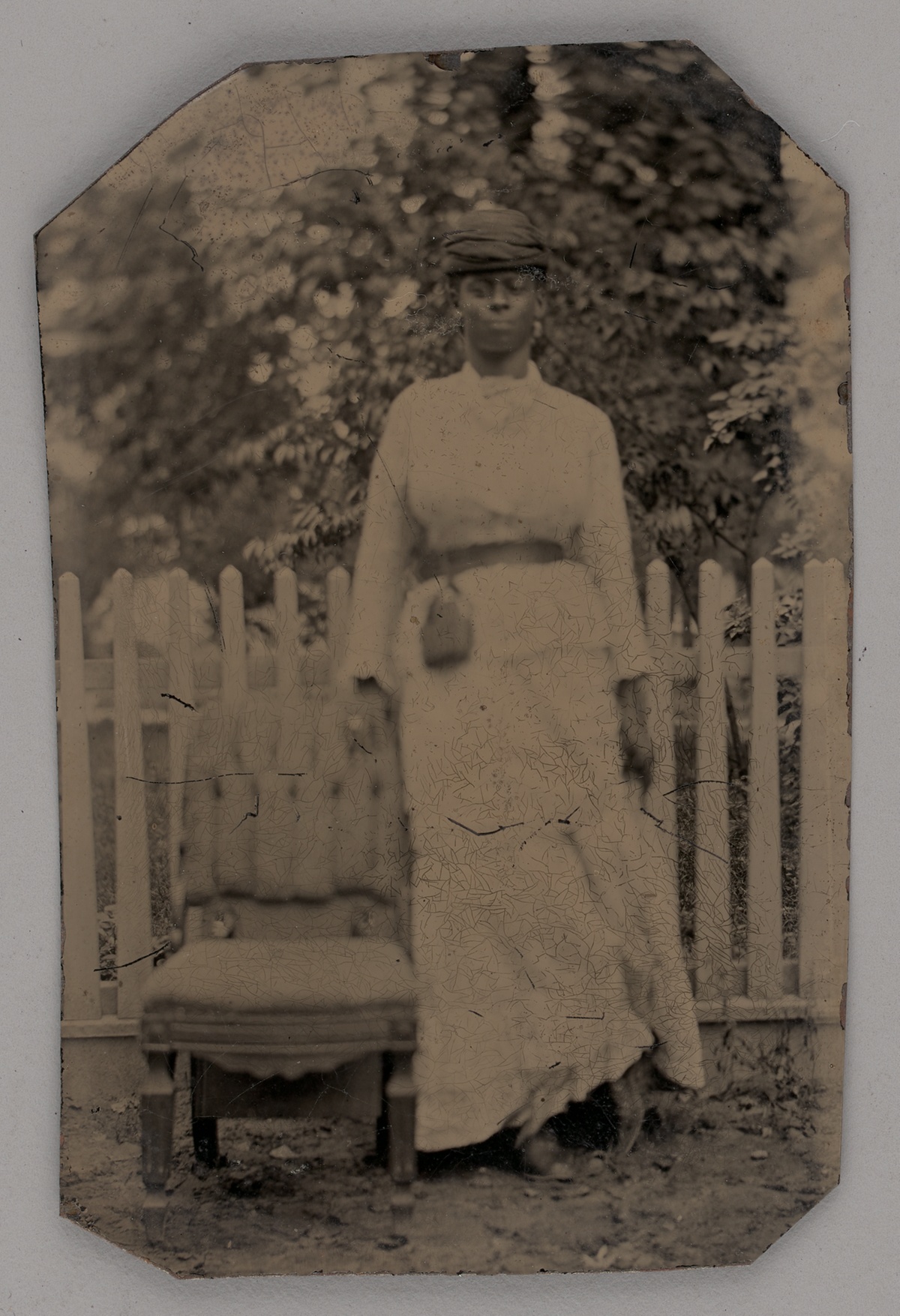 Untitled (Portrait of a Standing Woman) — Artiste inconnu
